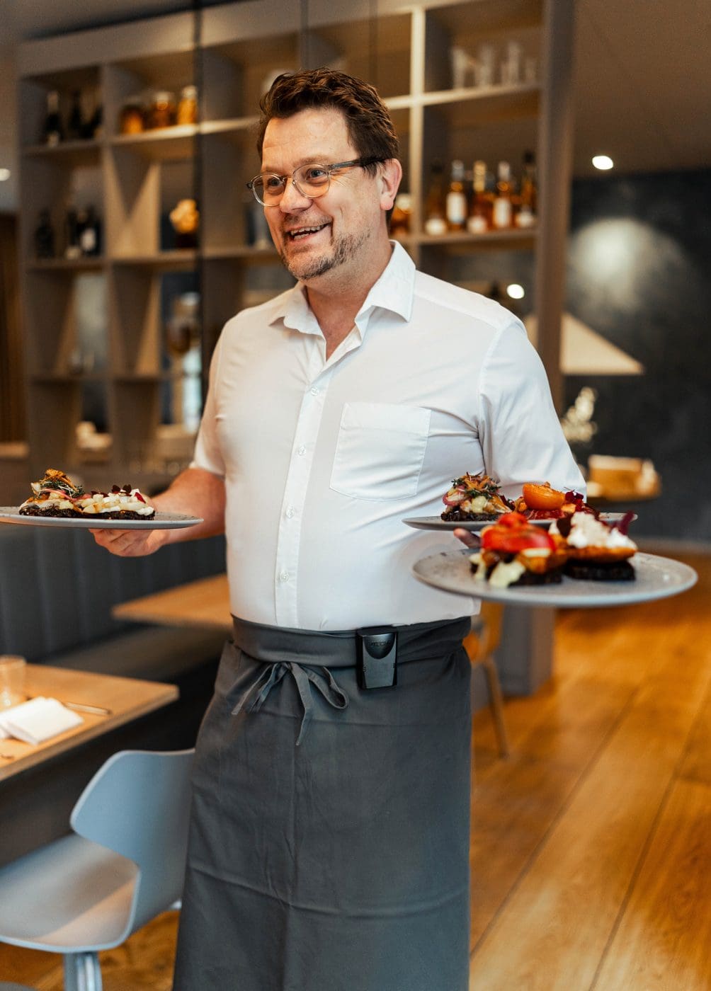 picture of a waiter responding to a Waitercall